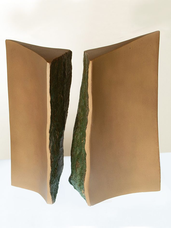 Bronzeplastik Eine aus zwei Teilen bestehende Bronzeskulptur, deren Innenseiten gebrochen sind, aber genau ineineinander passen