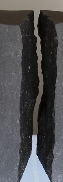 Zwei geschliffene, fast schwarze Steine mit gegenüberliegenden Bruchkanten