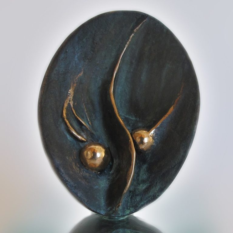 Bronzeplastik Eine Skulptur aus Bronze in Form einer Frucht mit zwei Kernen