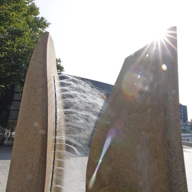 Wasserspiel Zwei Granit-Säulen mit Wasserfontäne vor dem Sparkassengebäude in Siegen