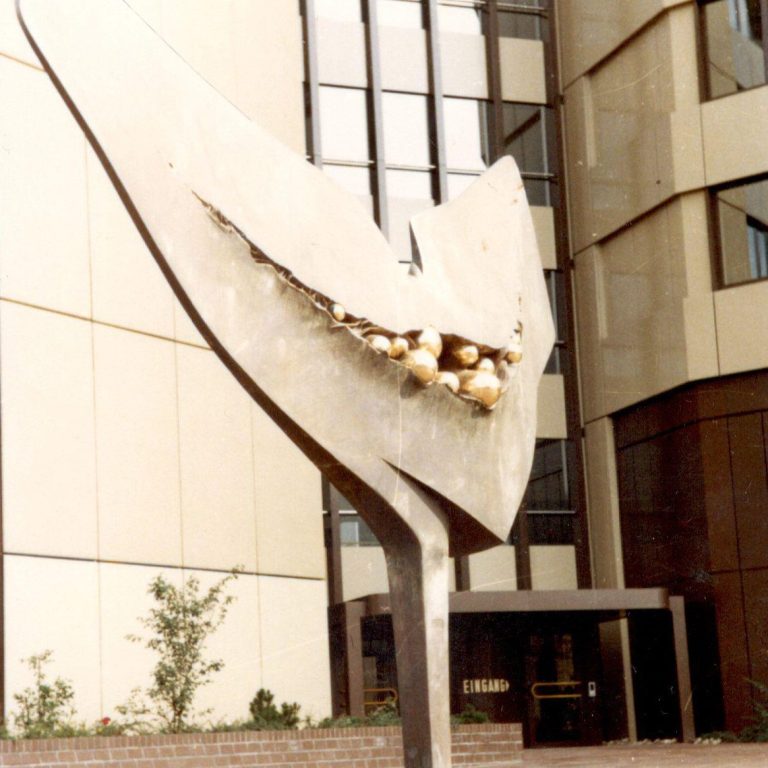 Fluke Große Bronze-Skupltur vor dem Finanzamt in Siegen