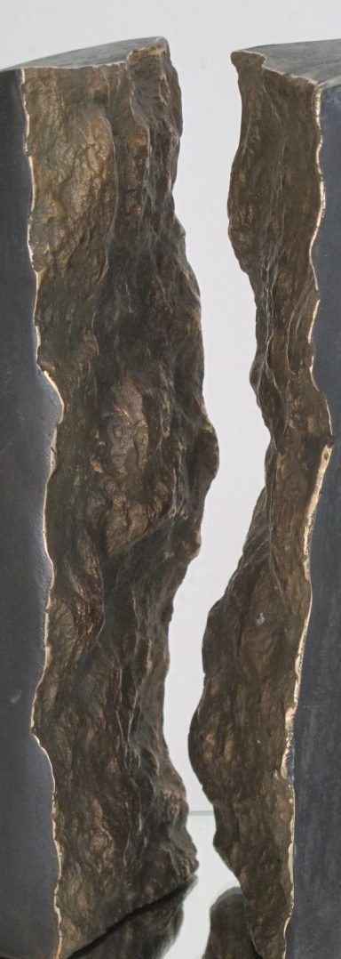 Bronze-Bruch Zwei Bronze-Formen mit glatter Außenfläche und innen gegenüberliegenden Bruchflächen