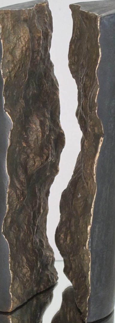 Bronze-Bruch Zwei Bronze-Formen mit glatter Außenfläche und innen gegenüberliegenden Bruchflächen