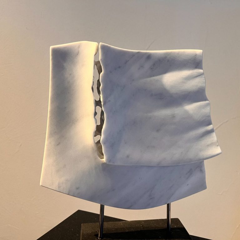 Eine Skulptur aus Marmor mit dem Titel Entfaltung